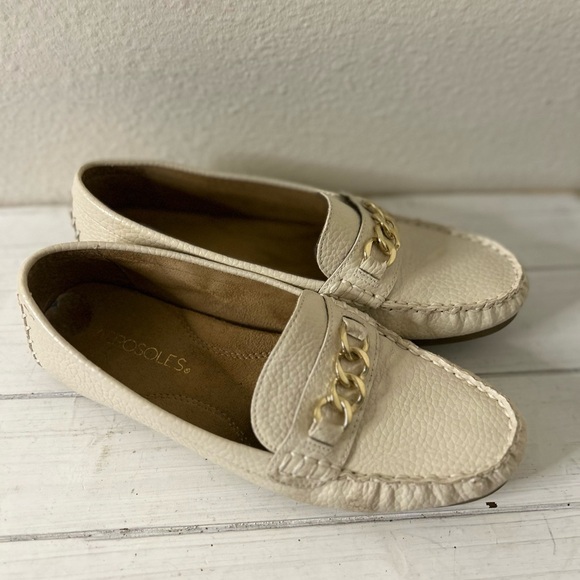 AEROSOLES Cream Loafers with Gold Chain - Picture 2 of 5